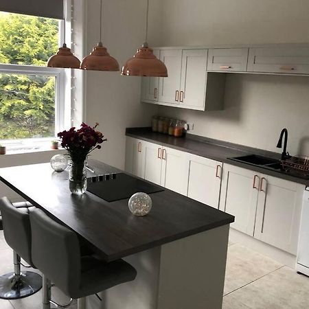 Stunning Bebington Maisonette - Large Private Drive And Entrance, Good Transport Links Ngoại thất bức ảnh