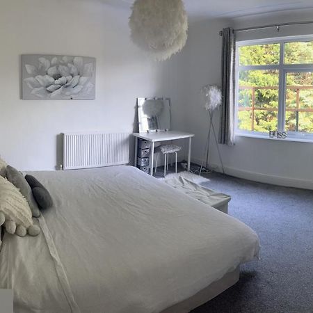 Stunning Bebington Maisonette - Large Private Drive And Entrance, Good Transport Links Ngoại thất bức ảnh