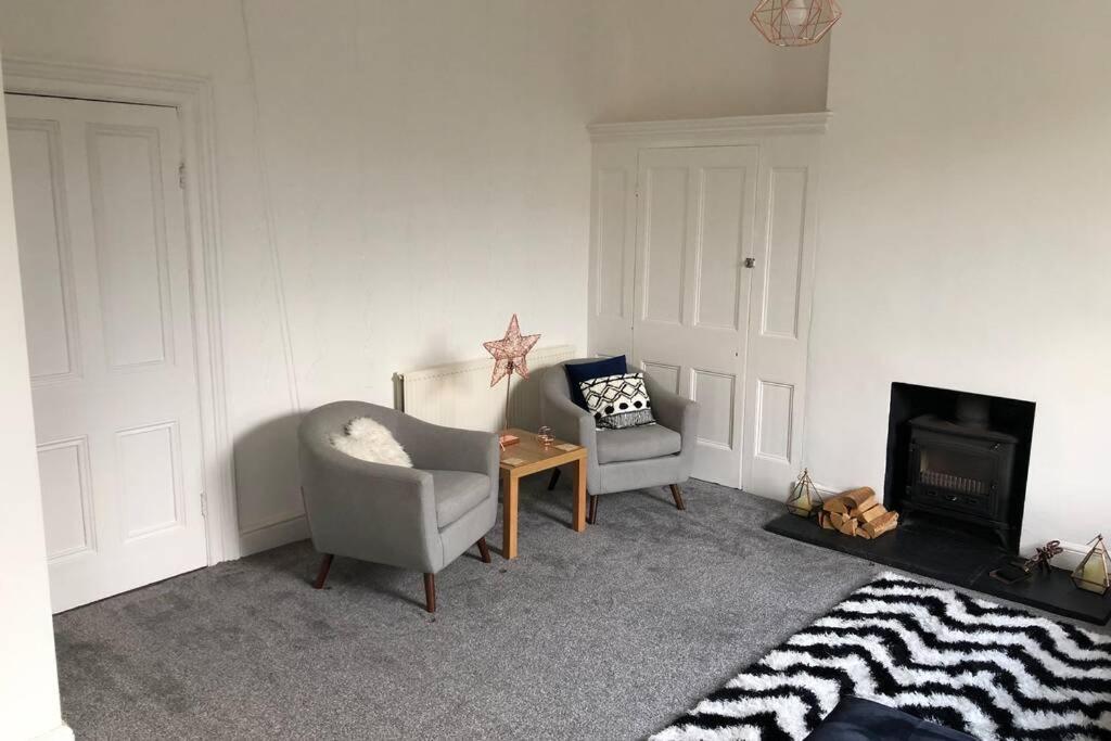 Stunning Bebington Maisonette - Large Private Drive And Entrance, Good Transport Links Ngoại thất bức ảnh