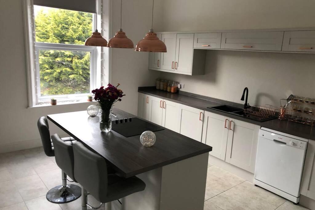 Stunning Bebington Maisonette - Large Private Drive And Entrance, Good Transport Links Ngoại thất bức ảnh