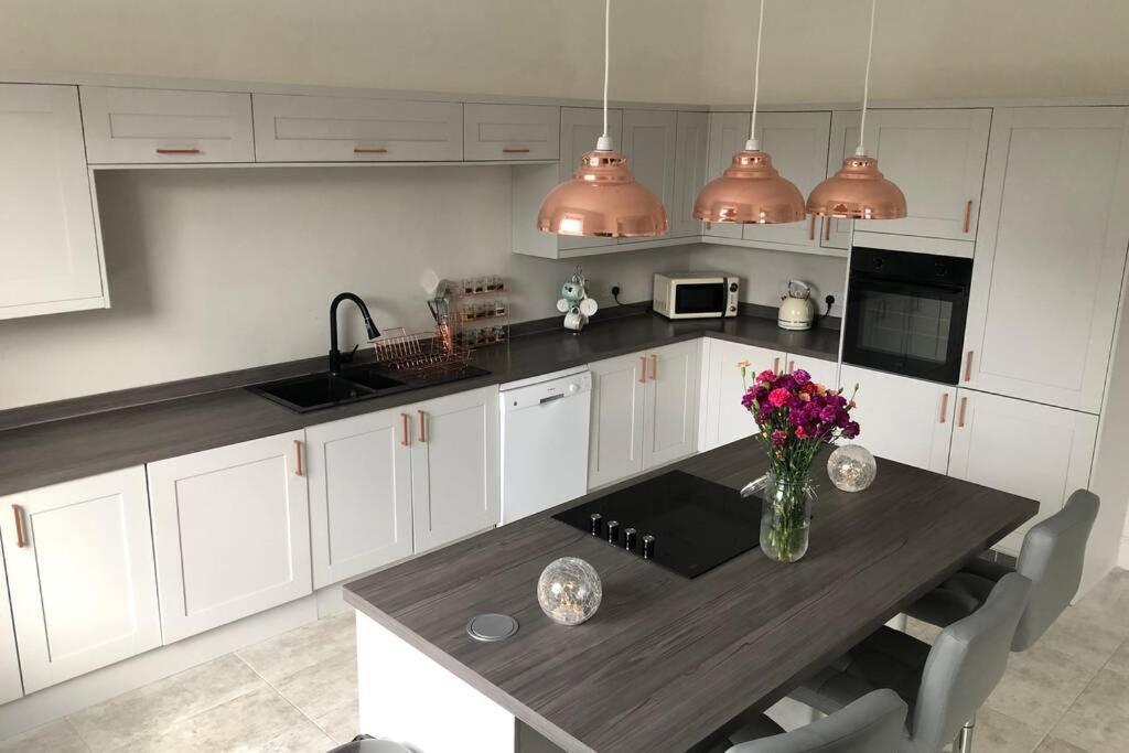 Stunning Bebington Maisonette - Large Private Drive And Entrance, Good Transport Links Ngoại thất bức ảnh