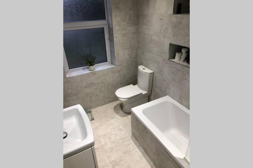 Stunning Bebington Maisonette - Large Private Drive And Entrance, Good Transport Links Ngoại thất bức ảnh