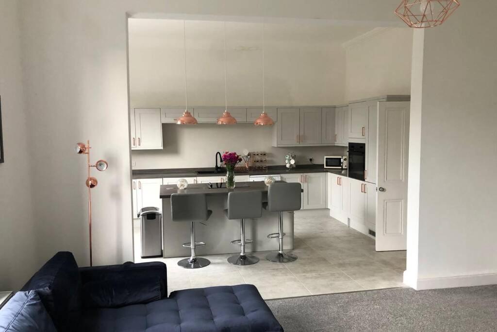 Stunning Bebington Maisonette - Large Private Drive And Entrance, Good Transport Links Ngoại thất bức ảnh