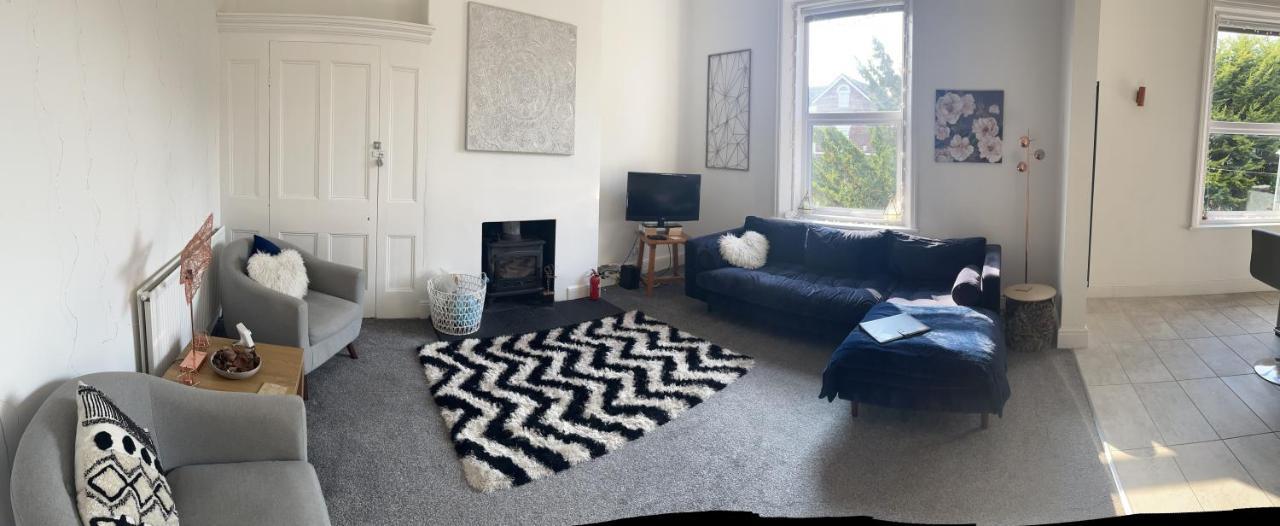 Stunning Bebington Maisonette - Large Private Drive And Entrance, Good Transport Links Ngoại thất bức ảnh