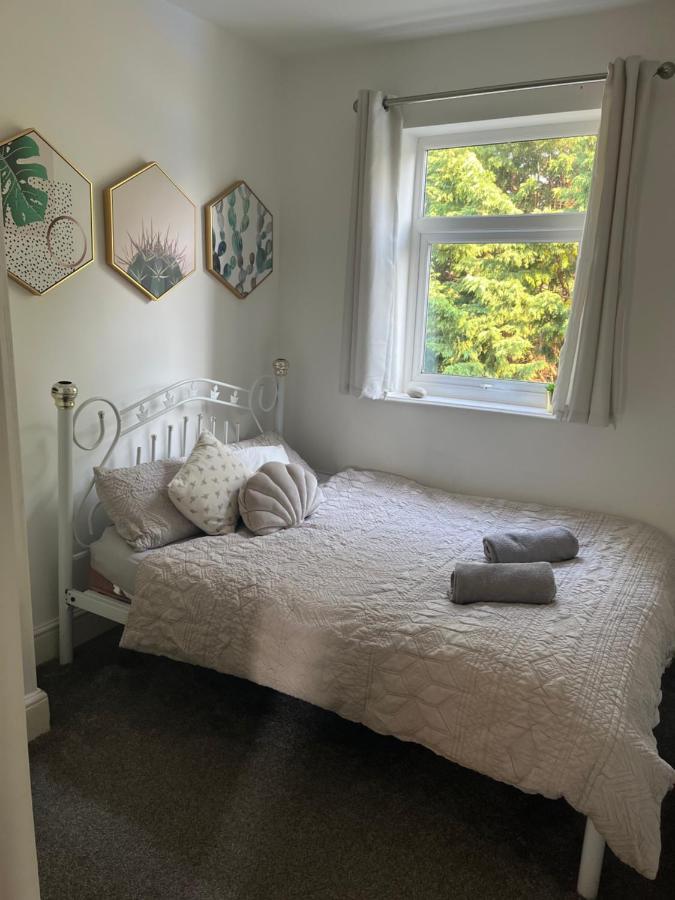 Stunning Bebington Maisonette - Large Private Drive And Entrance, Good Transport Links Ngoại thất bức ảnh