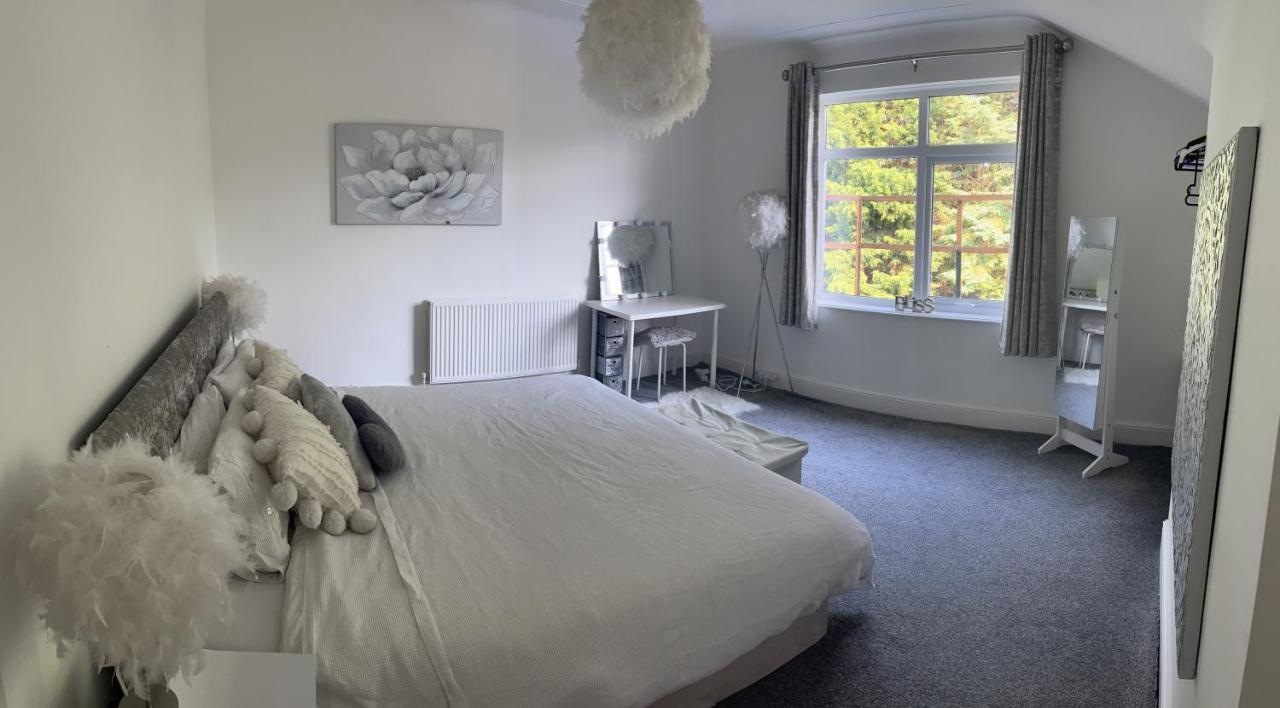 Stunning Bebington Maisonette - Large Private Drive And Entrance, Good Transport Links Ngoại thất bức ảnh